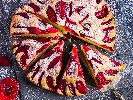 Рецепта Пухкав домашен кекс / сладкиш със сезонни плодове (праскови, ягоди, малини или банани) и портокалови кори